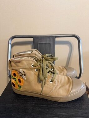 BANGS Canvas High Top Sneakers Sunflower Bee Embroidered Tan Women’s 8